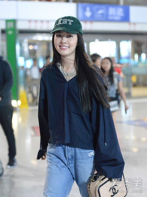 Bea Hayden机场的绿色棒球帽是什么牌子的?