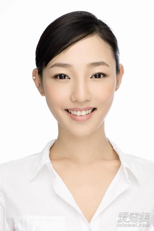 库存:白百合的发型越来越漂亮