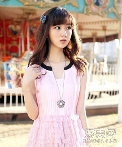 9个可爱的,可爱的,圆头发,圆脸的女孩必须学习