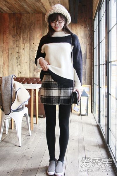 短裙柔软的毛衣女孩喜欢甜美的装扮