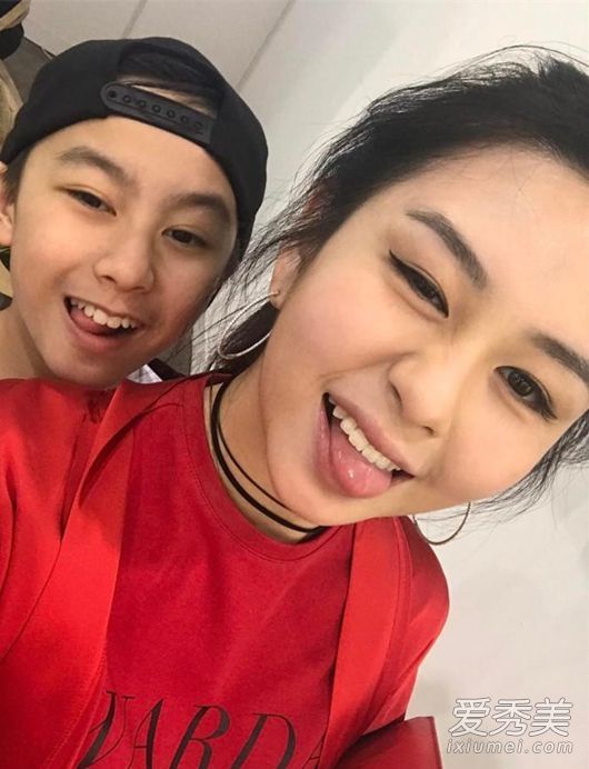 邱淑贞15岁女儿的私人照片展现了她圆脸、长发、纯真可爱的一面。