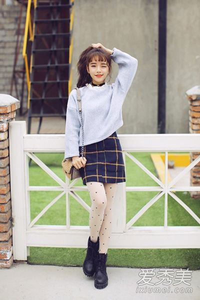 毛线衫+臀部包裹裙经典内饰也很适合脱外套