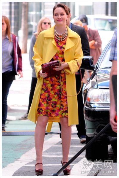 如果穿得不太好,九条浪漫印花裙子会变成乡村女性。