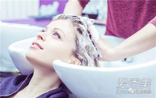 早上或晚上洗头好吗?