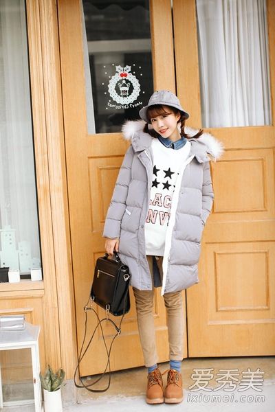 下雪天和漂亮的人一起穿什么样的羽绒服