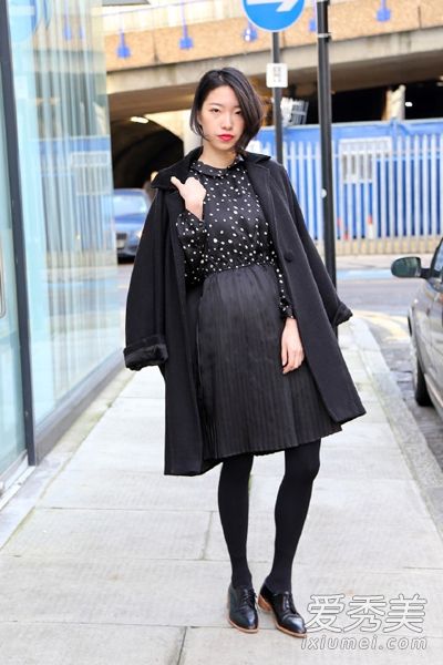 看图片，学习如何在不结冰的情况下将冬裙与漂亮的人搭配。