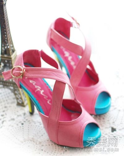 彩色凉鞋和拖鞋:夏日装扮的法宝