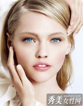 警惕。操作不当会加速皮肤老化。