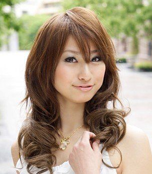 20、30、40个成熟的年轻女性打扮成温柔的样子