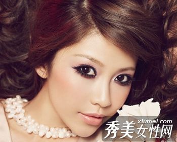 甜美的妆容俘获了男友的心