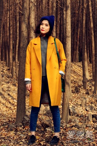 羊毛大衣搭配紧身裤，彰显优雅气质