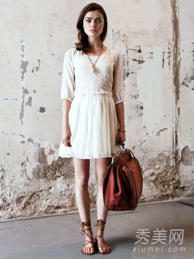 4月份，10套配饰走出了街头，简单、复古、迷人、悦目。