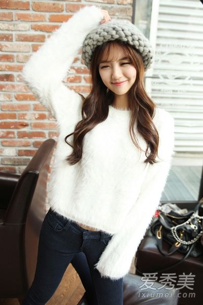 如何穿毛衣很漂亮。它在冬天是不可缺少的。