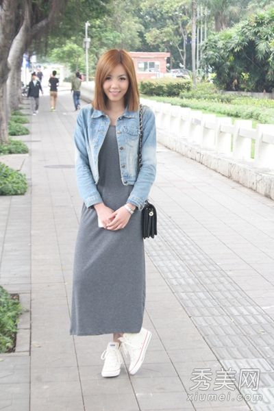 这个矮女孩的春装配8种服装来显示身高。