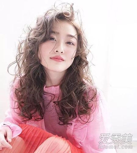 2018年上半年严格挑选最流行的卷发款式非常受欢迎