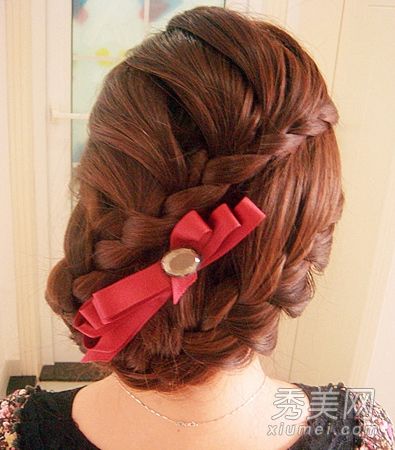优雅的辫发侧发看起来很好,很时尚。