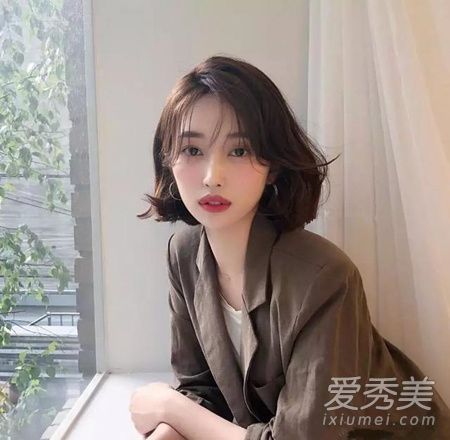 担心短发和大脸吗?试试一个好看又易于管理的大块头,里面留着短发