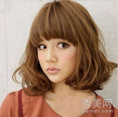 甜美或英俊漂亮女孩的短发年龄