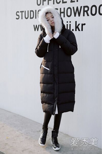 黑色长羽绒服，适合冬季穿着