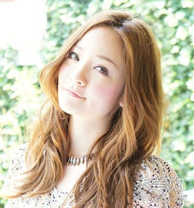 脸型和发型的搭配是中长发型和瘦脸,非常开放。