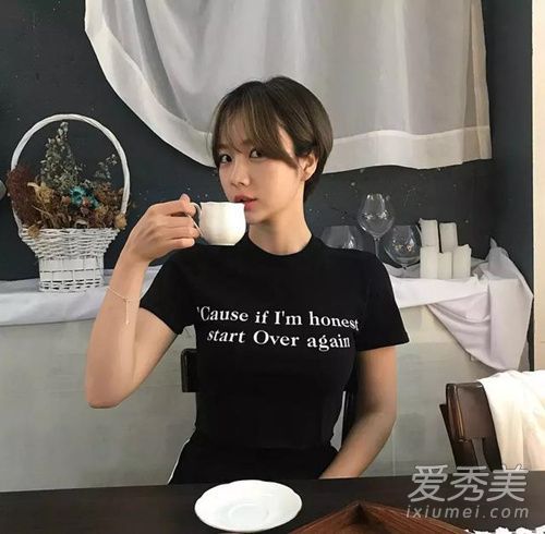 2018年,从净红波头到瘦脸和长卷发的趋势仍然被这些模特所收缩。