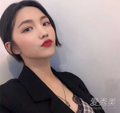 和韩国小妹换一个别致的发型。哪一个是看盘?