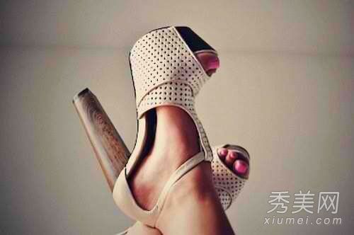 美丽的高跟鞋打造性感的夏季美腿