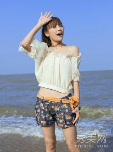 夏季流行短上衣,纤细的腰身和细微的露珠让所有生物着迷。