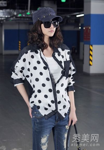 轻薄的衬衫正好和一件成品夹克相配。