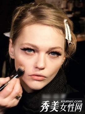 用底妆打造光滑透明肌肤的四种方法