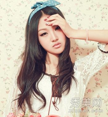 最新的韩国中等长度卷发征服了女孩的馅饼脸