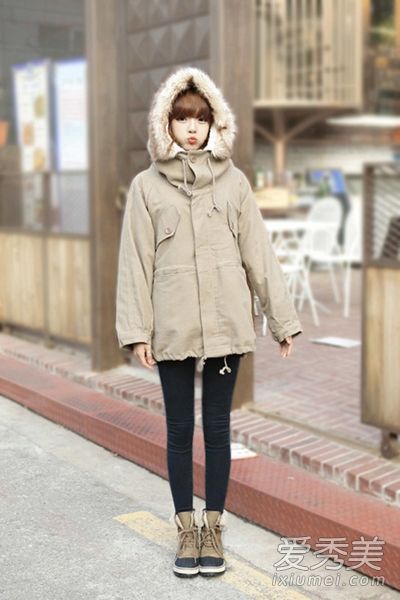 这个矮女孩的冬装和棉衣让她看起来很高