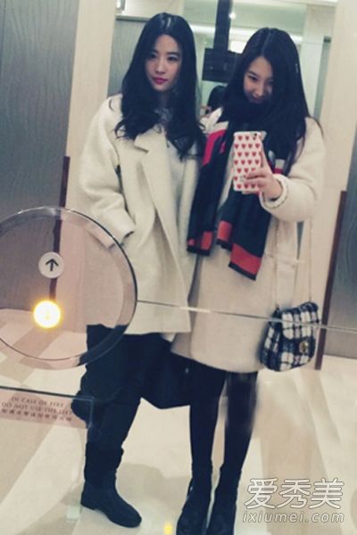 向穿着白大褂的刘亦菲学习既纯洁又可爱。