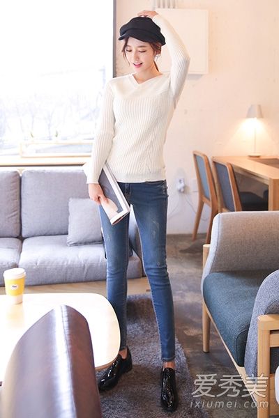 毛衣+牛仔裤简约大方展现青春活力