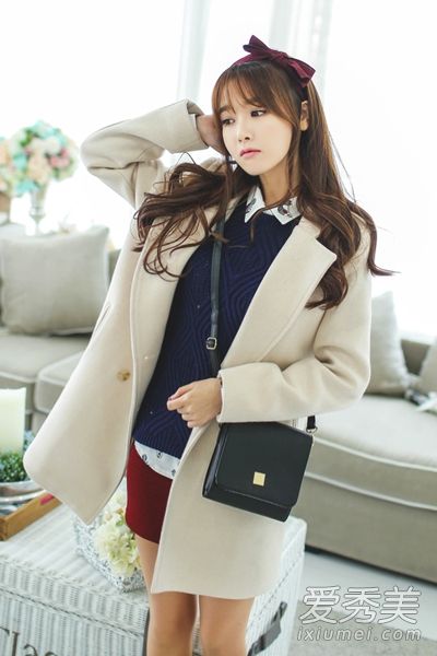 大衣里的毛衣和裙子既时尚又有女人味。