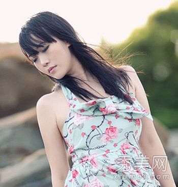 圆脸女孩的直发风格适合胖乎乎的你。