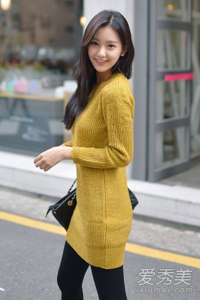 中号和长款毛衣搭配打底裤显得温柔大方