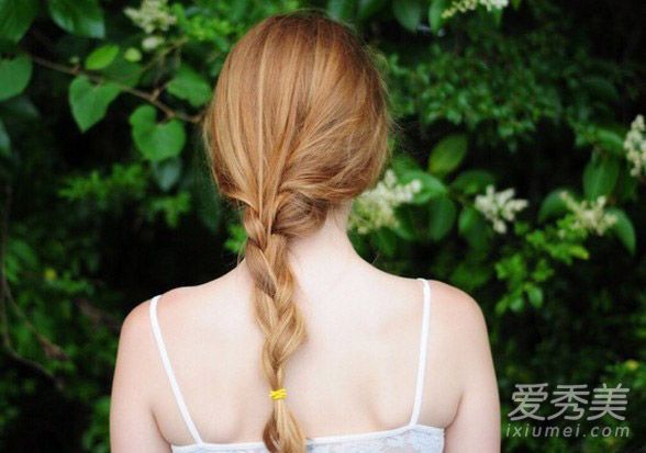 辫子太单调了吗?迷你发型使发型更加突出。