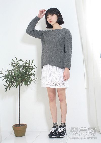 矮个女孩必须看着她们的裙子瞬间升起