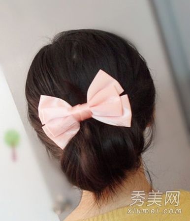 适合职场MM的优雅盘发教程简单易记。