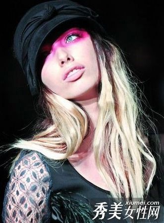 粉色烟妆带来春天的气息