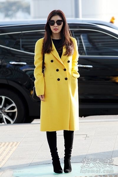 亮色外套既时尚又引人注目。韩国女演员喜欢穿它们。