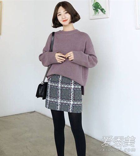 集中精神。这些是秋冬季圆脸女孩的合适发型。