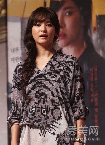 明星超模展示出摆脱无聊的辫子的创造力