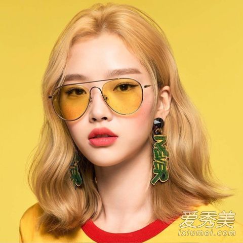 在从短发到中短发的过渡时期,你可以保留许多发型。