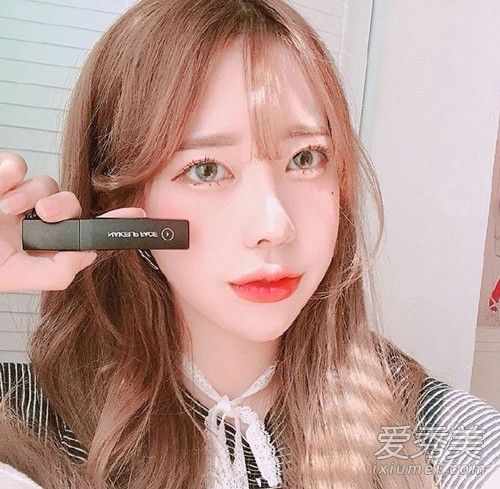 你对头发颜色大惊小怪?夏季推荐几种明亮的白色头发。