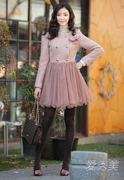 穿着连衣裙的职业妇女必须穿羊毛大衣。