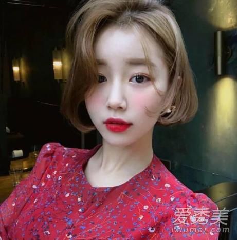你想要什么颜色的短发?美丽的栗色在夏天是必须的。