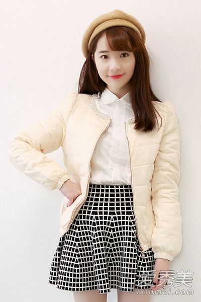 羽绒服+短裙展现活力、清新和甜美