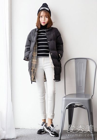 一件黑色羽绒服配紧身裤让你看起来很瘦。